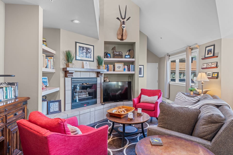 Vibrant living room. (40B)