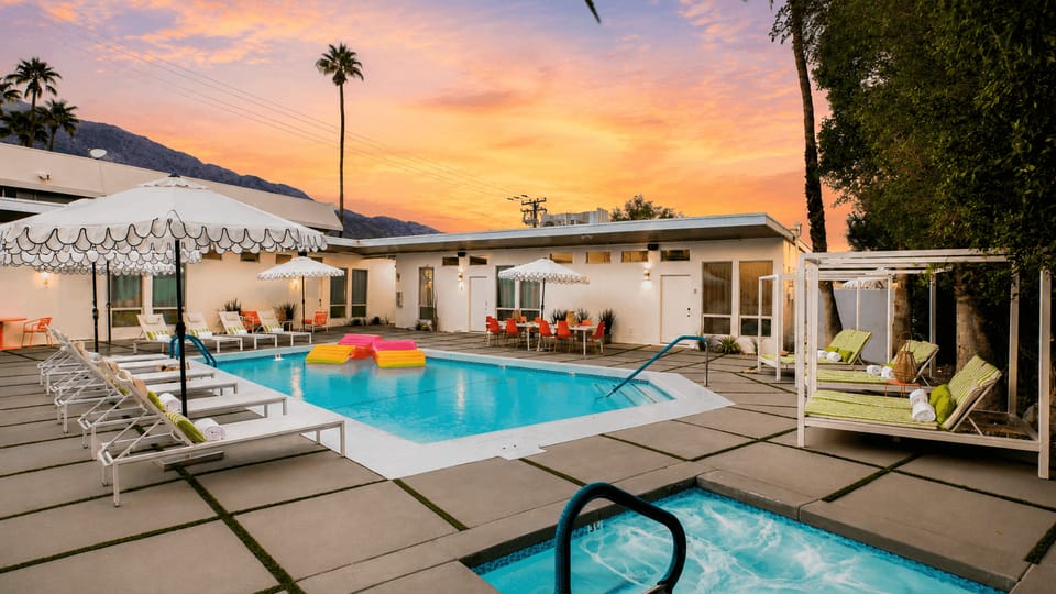 Evening dip in the jacuzzi? Peep those mountain views!