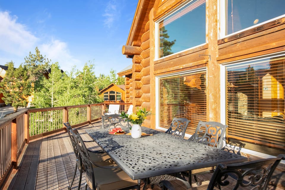 Balcony. (Eagle Ridge Retreat)