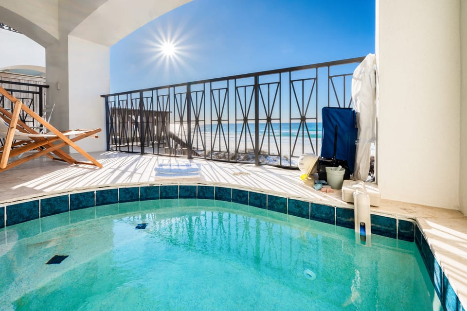 Relax in the plunge pool on the balcony!
