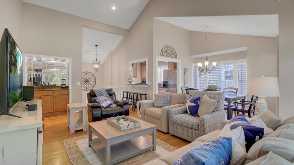 Upper deck with amazing golf course views.