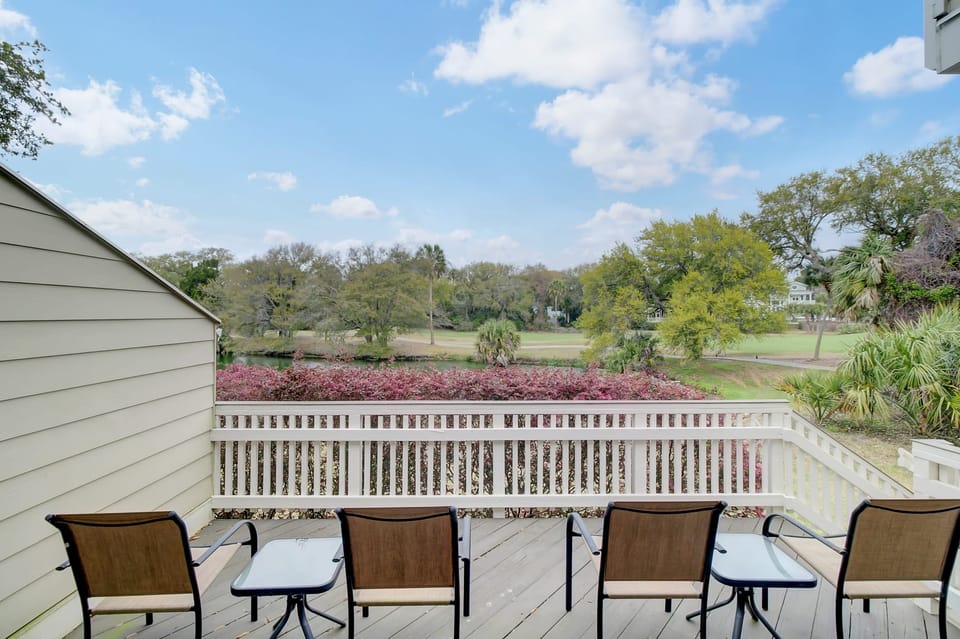Beautiful Porch overlooking Lagoon &amp; Golf