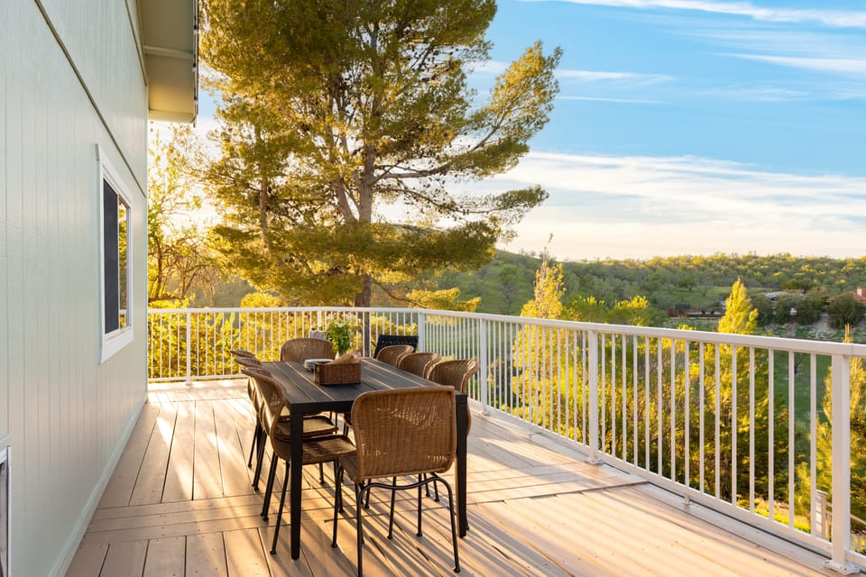 Al fresco dining with a view.