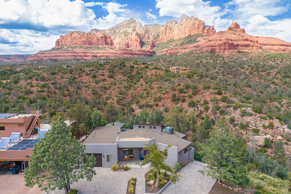 Easy access to other attractions like Oak Creek Canyon, the Sedona Golf Resort, and the Chapel of the Holy Cross.