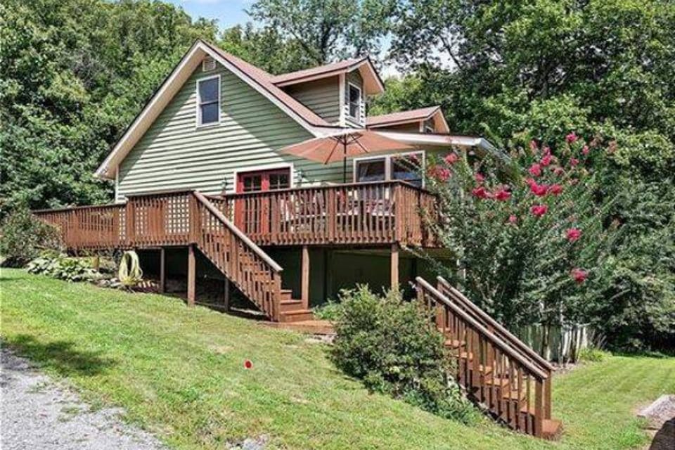This lovely Cape Cod Cottage is tucked away between Asheville and Lake Lure.