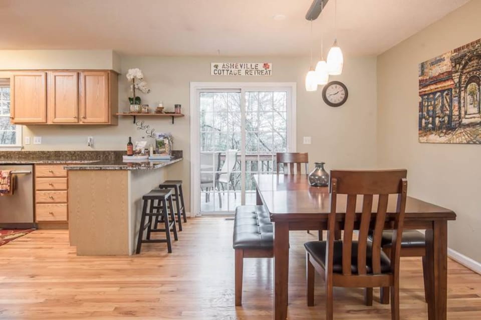 Well-equipped kitchen and dining area with an access to the back deck.