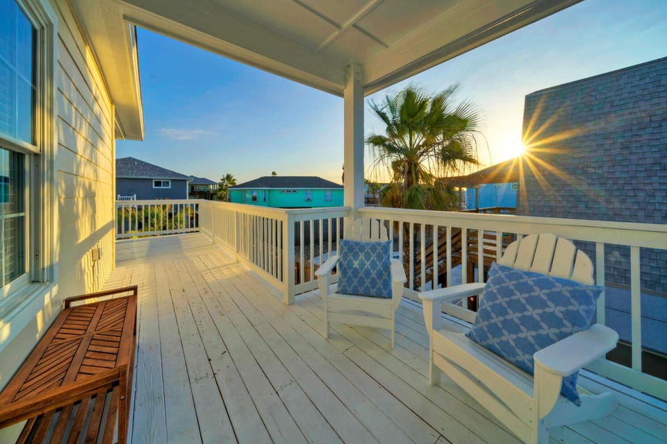 Priv Pool & Yard w/ Putting Green! | Newly Remodeled | Always Sunny by AvantStay House in Port Aransas
