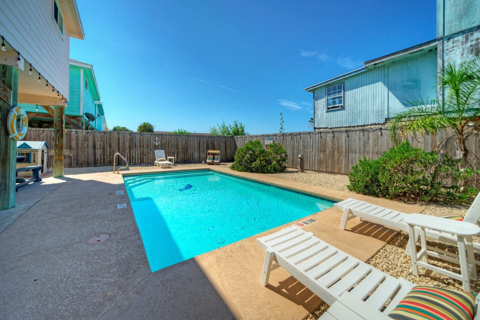 Huge private pool awaits you at Salty Peach!