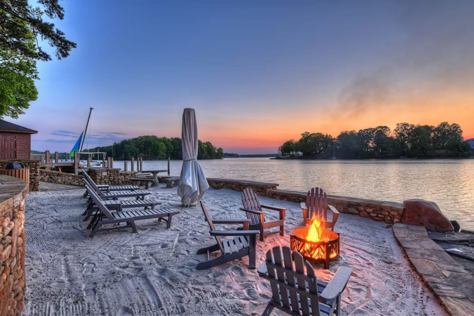 Tranquil lakeside retreat: Firepit and lounges await!