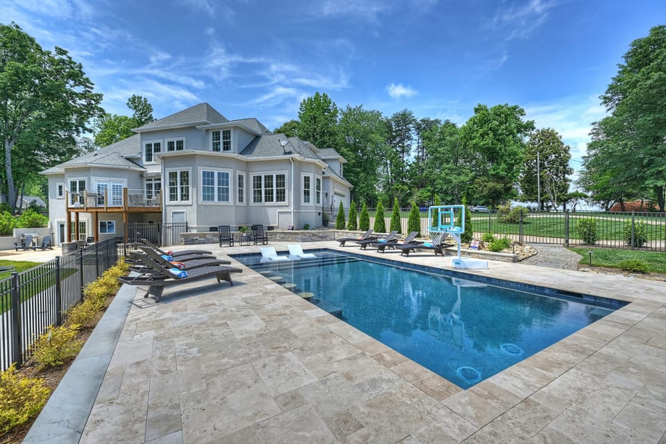 Lakefront bliss, enjoy mesmerizing water views from here.