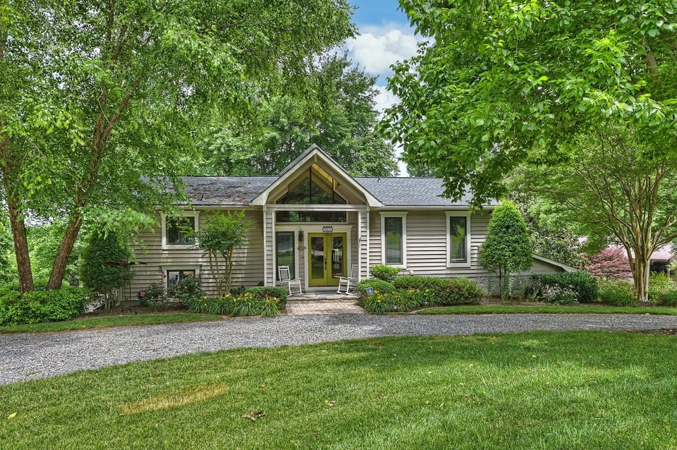 Butler Bliss - circle drive, quaint front, amazing back!