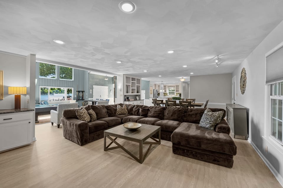 Large Living Room - 70" TV &amp; sectional with lots of seating!