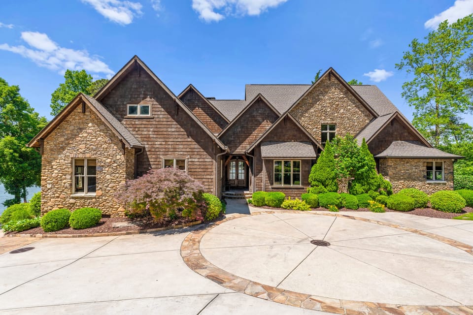 The Homestead sleeps 16 with 5 bedrooms and 4.5 baths.
