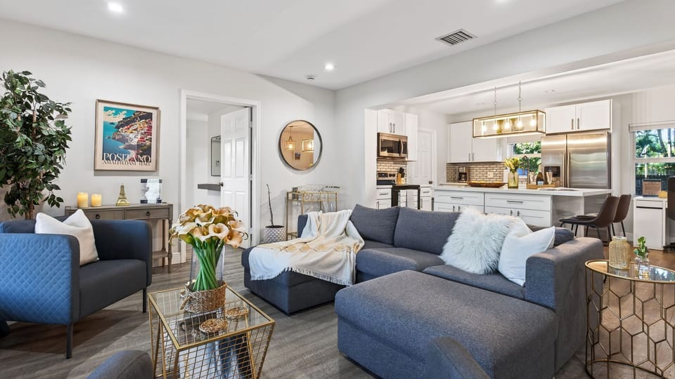 Fully equipped kitchen and spacious dining area.