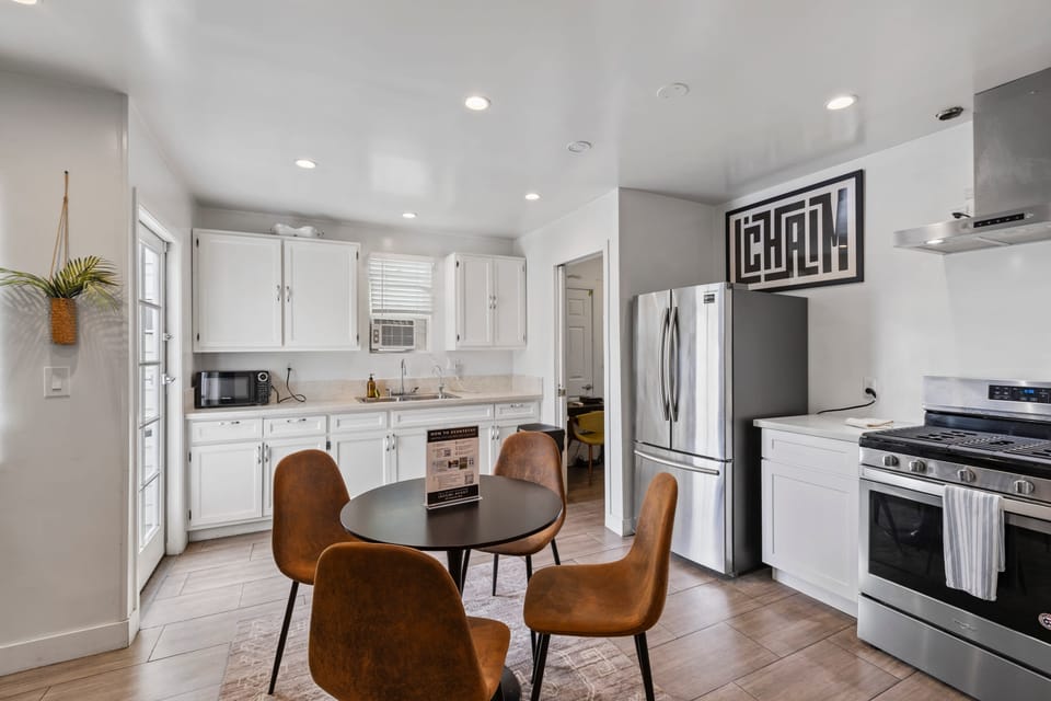 Fully equipped kitchen.