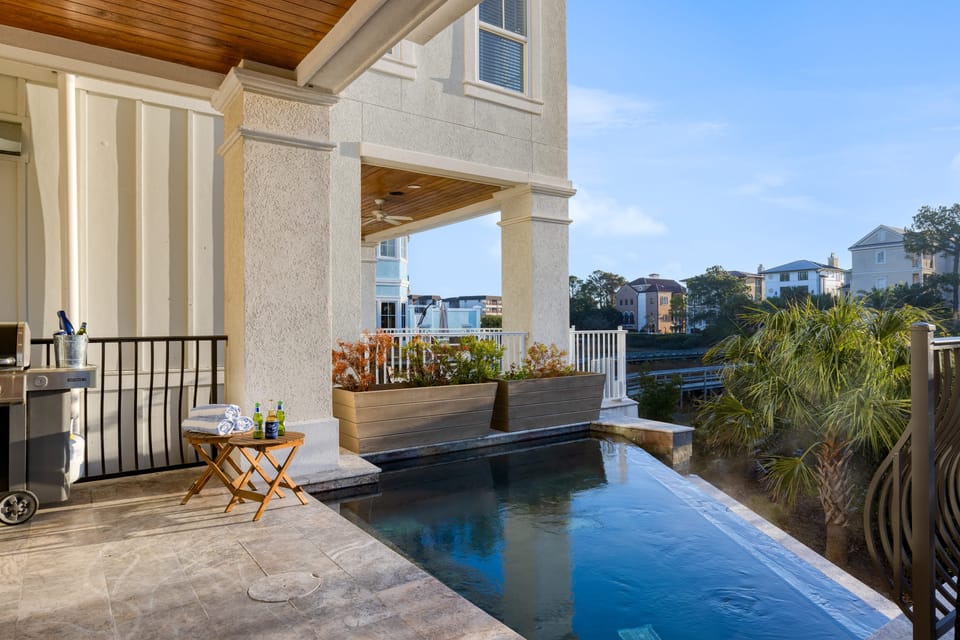 Private infinity pool.