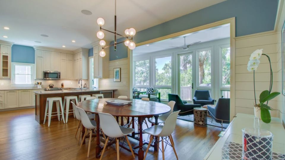 Spacious Kitchen and dining area!