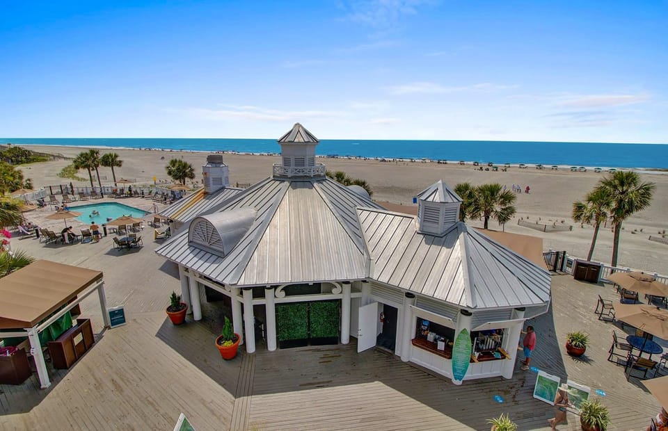 Grand Pavilion Pool and Beachside Burgers & Bar.