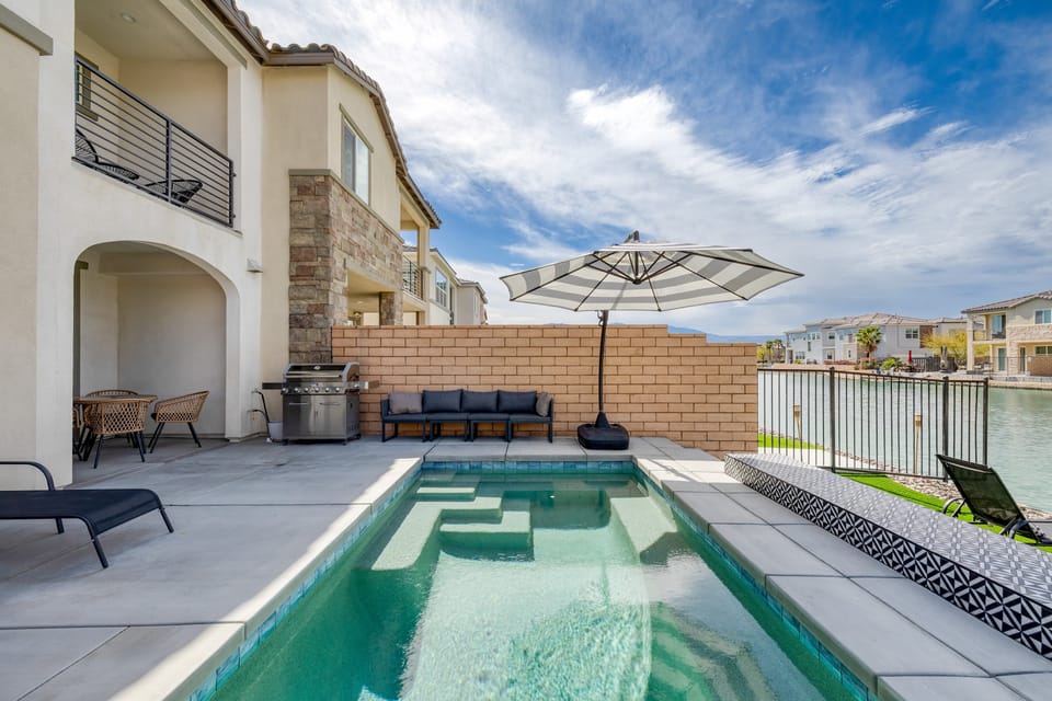 Lounge poolside.