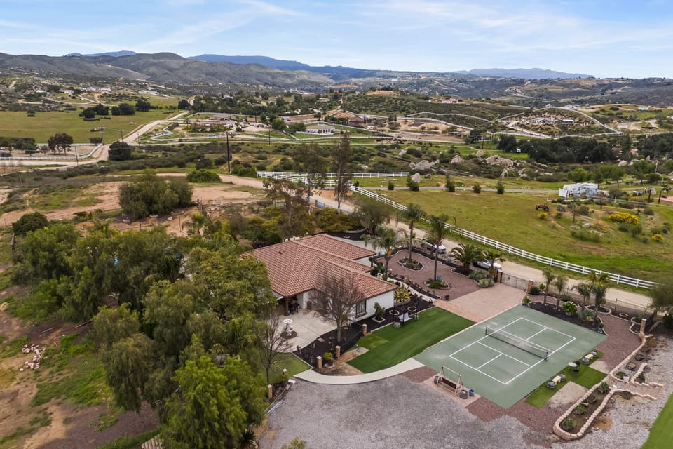 Escape to luxury in the heart of wine country!