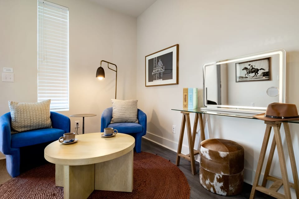 Sitting area and vanity.