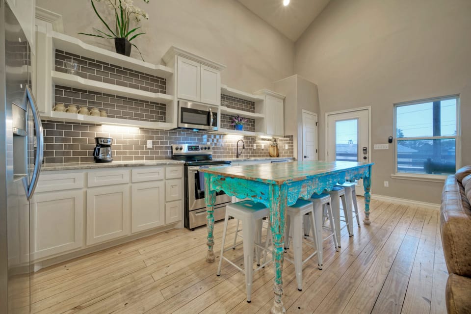 Sleeps 28 | 2 Homes w/ Boat Dock & Waterfront Pool | Laguna Village Haven House in Flour Bluff