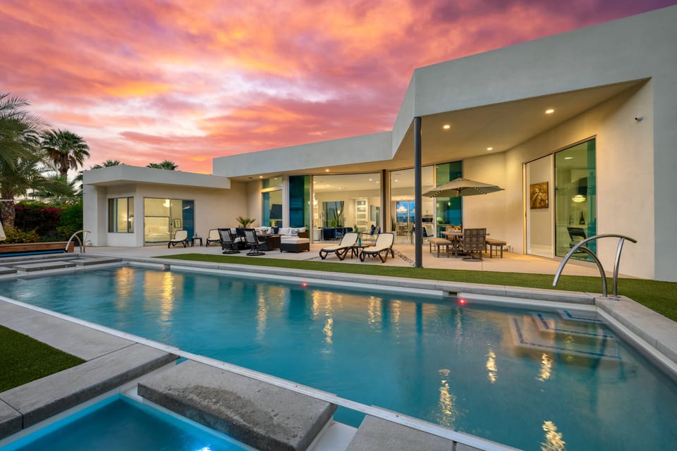 Stunning large pool.