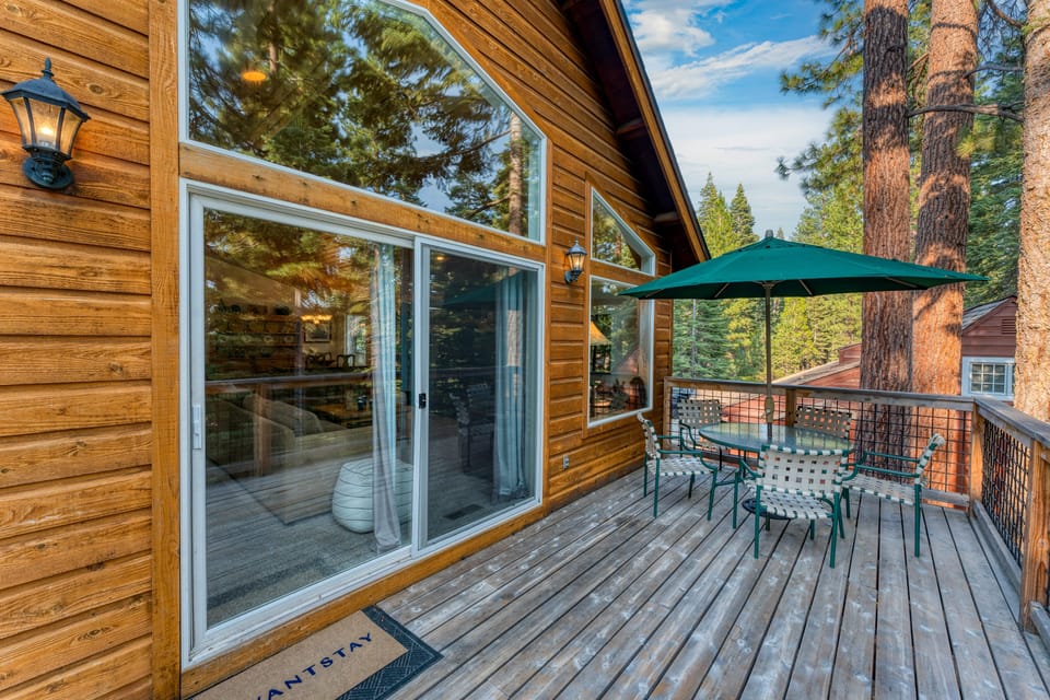 Cozy seating area, BBQ, and al fresco dining.