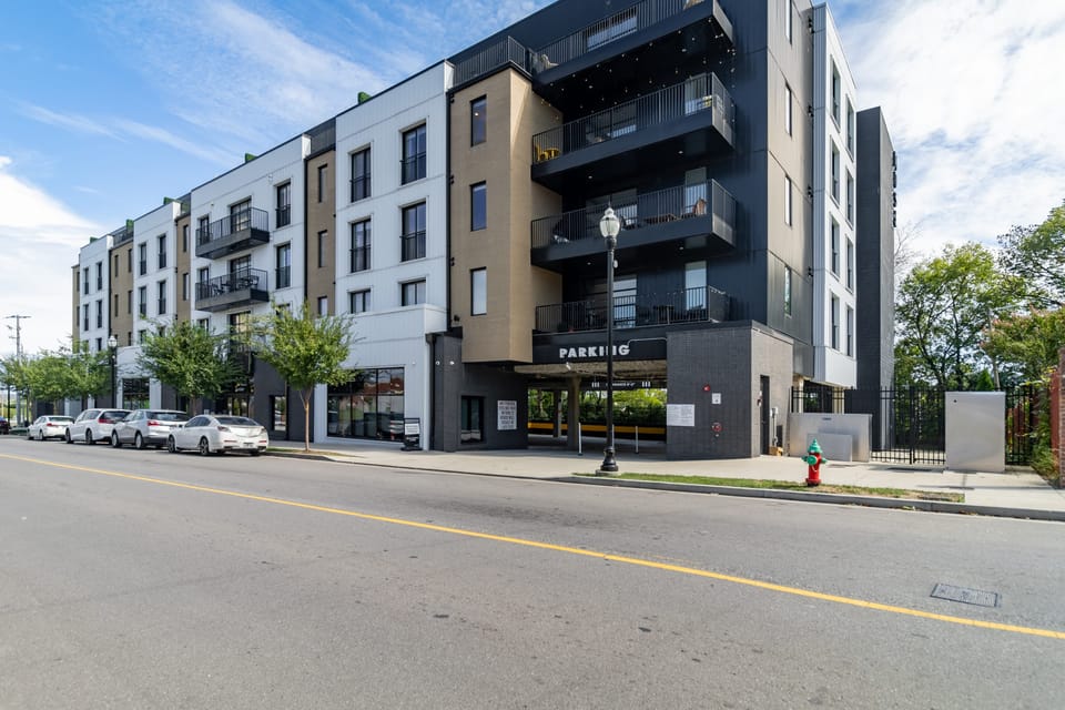 Book your stay at Lindsley and make Nashville memories!