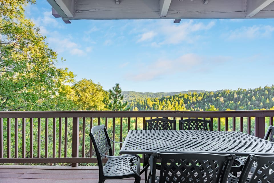 Al fresco dining on the balcony.