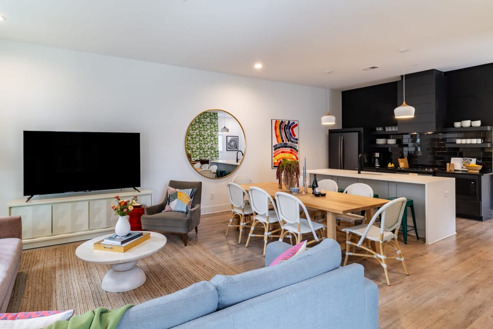Open space layout for easy connections.