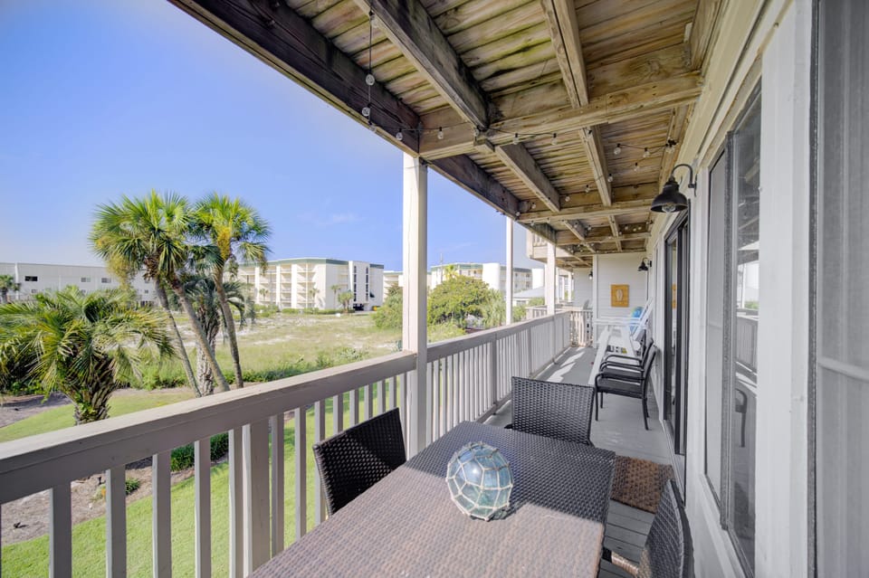 Al fresco dining on the balcony.