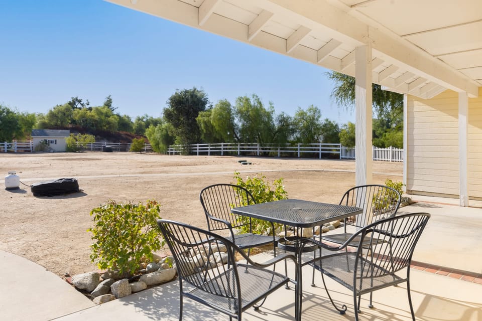 Dine al fresco.