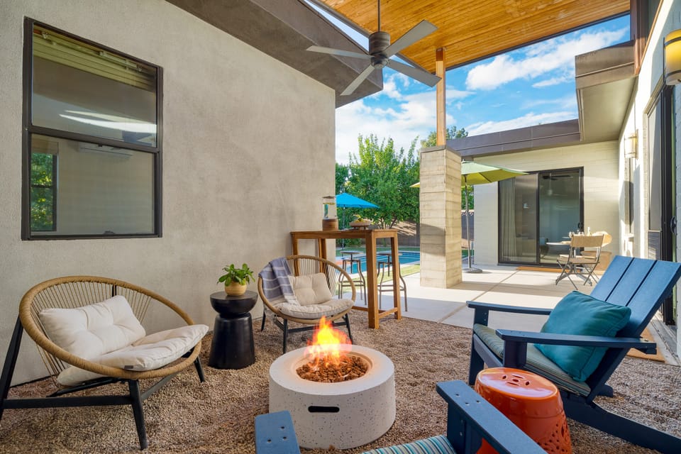 Firepit lounge.