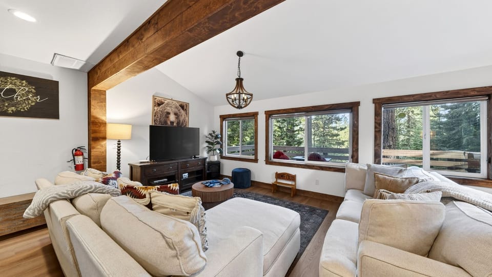 Washoe Way by AvantStay | Luxury Tahoe Retreat | A+ Location w/ Beach Access House in Tahoe City