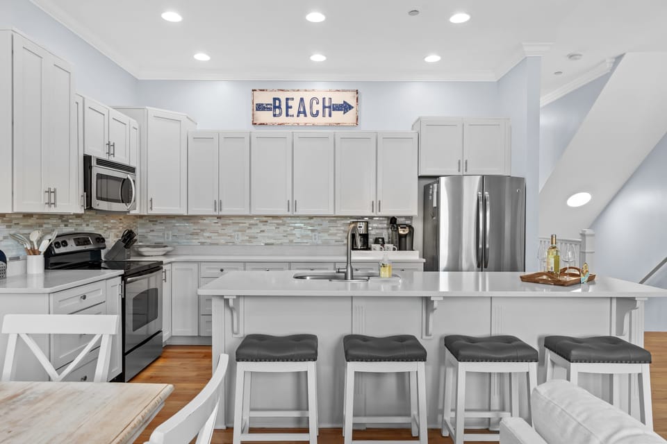 Emerald Paradise | 2 blocks to Beach | Rooftop Patio + Pool Access | Sleeps 10 House in Blue Gulf Beach