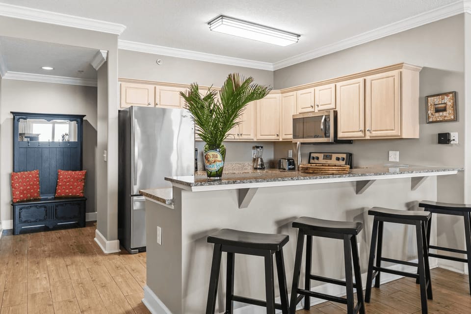 Bahama Breeze by AvantStay | Gulf Front, 2 Pools, Beach Chairs Included! Apartment in Panama City Beach