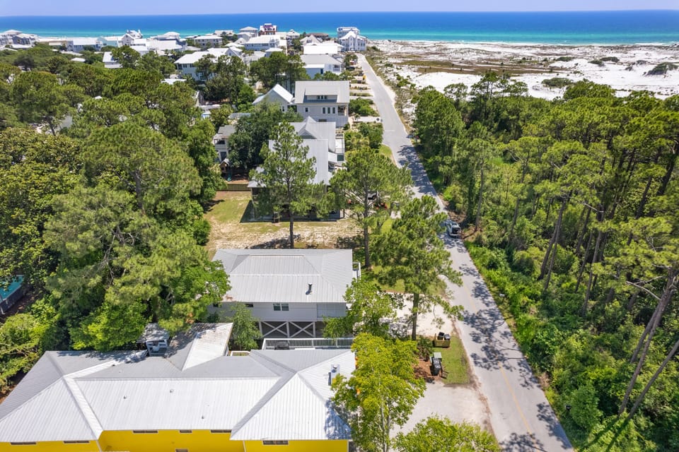 Experience Emerald Coast, AvantStay style.