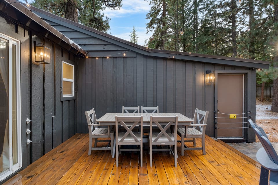 Dine alfresco on the deck.