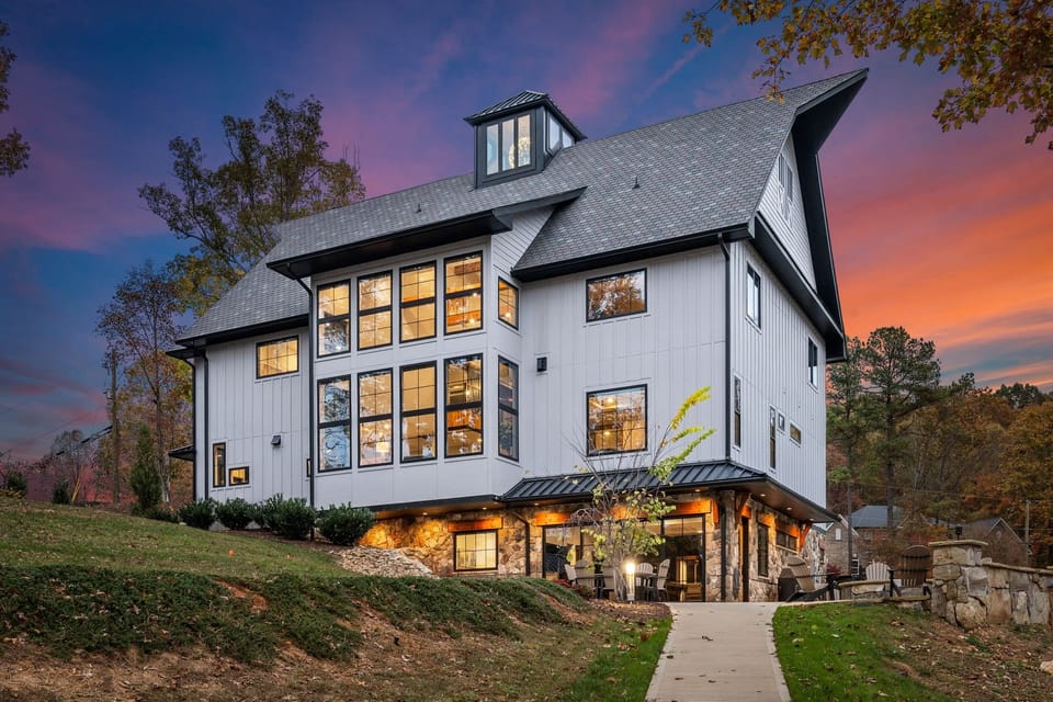 Welcome to the Grand at Greenbay were modern elegance meets lake living!