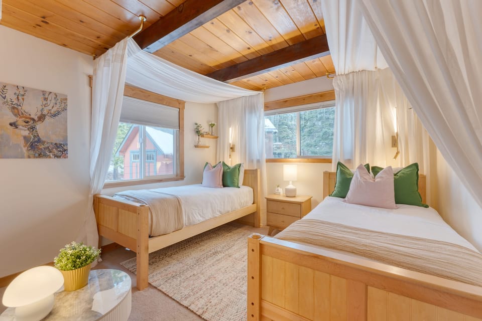 Bedroom 3 features two twin beds.