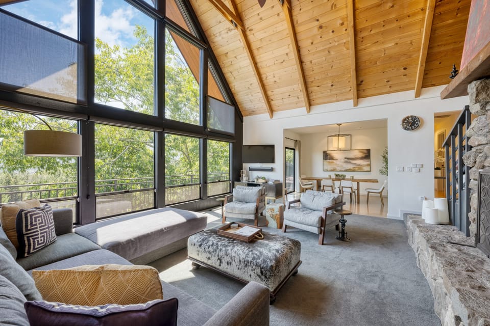 Vaulted ceilings and expansive windows.