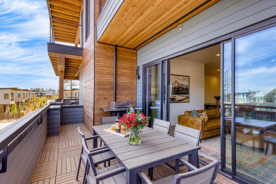 1131 Aerie Buyout | 2 Units, 5BDR | Deck, Hot Tub, Views, Near DT House in Bend