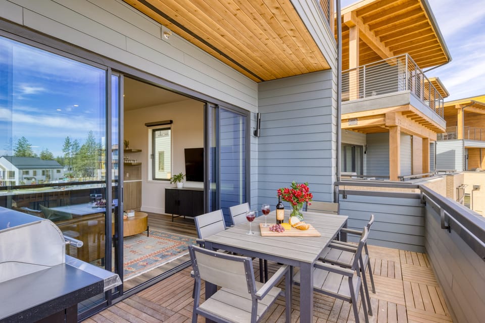 1119 Aerie Buyout | 2 Units Near Old Bend | Hot Tub + Mountain View House in Bend