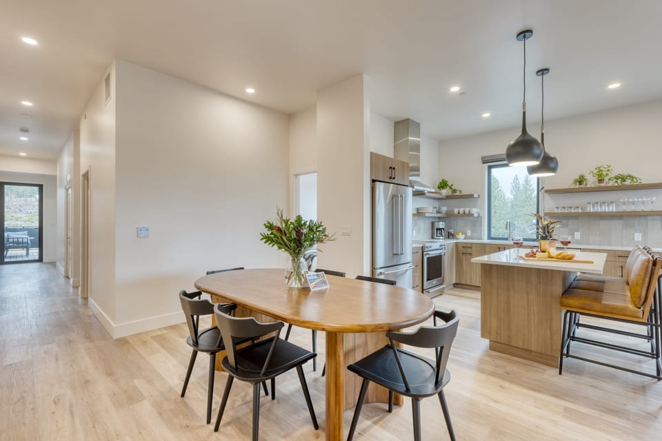 Aerie Sleek 6 Unit Buyout | 6 Units, 15BDR | Deck, Hot Tub, Views, Near Old Bend House in Bend