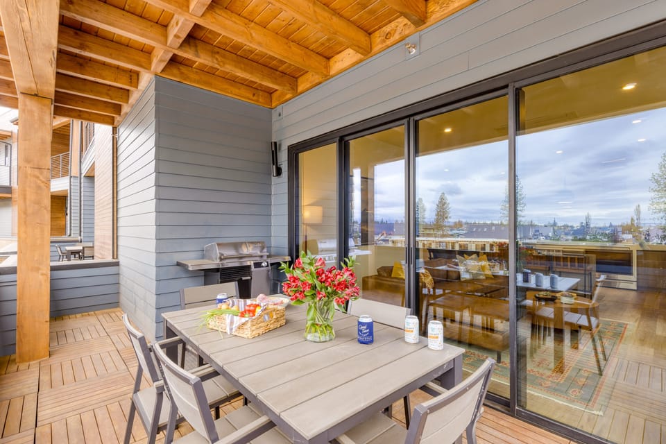 Aerie Stylish 6 Unit Buyout | 15BDR Near Downtown | Mountain Views + Hot Tub House in Bend