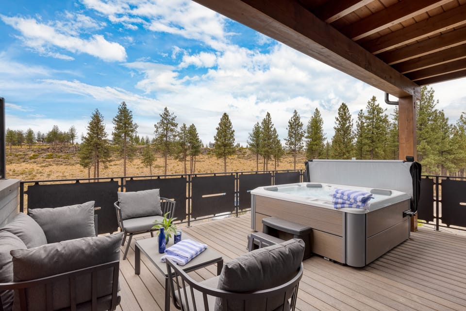 Aerie Luxe 4 Unit Buyout | 10BDR, Mins to Old Bend | Hot Tub + Mountain Views House in Bend