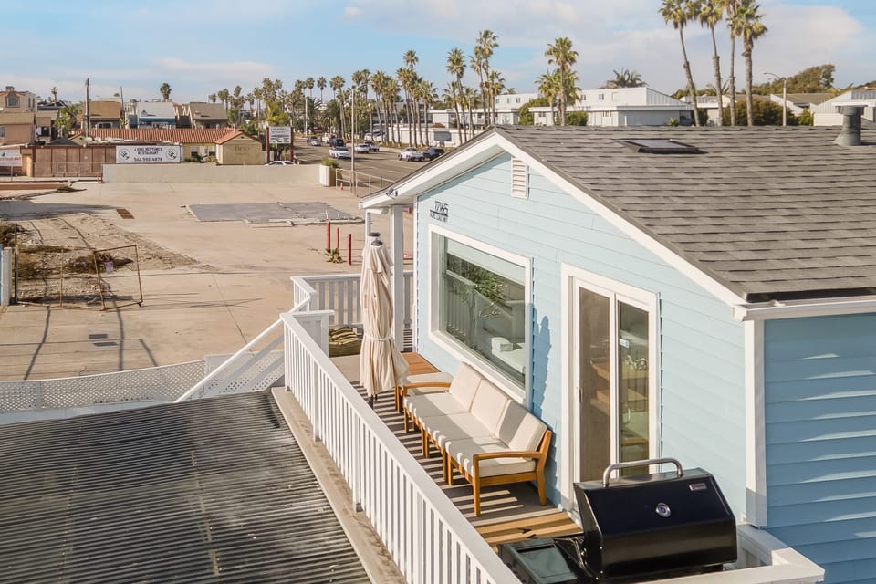 An overhead perspective of the balcony, showcasing its inviting space and stunning neighborhood views.