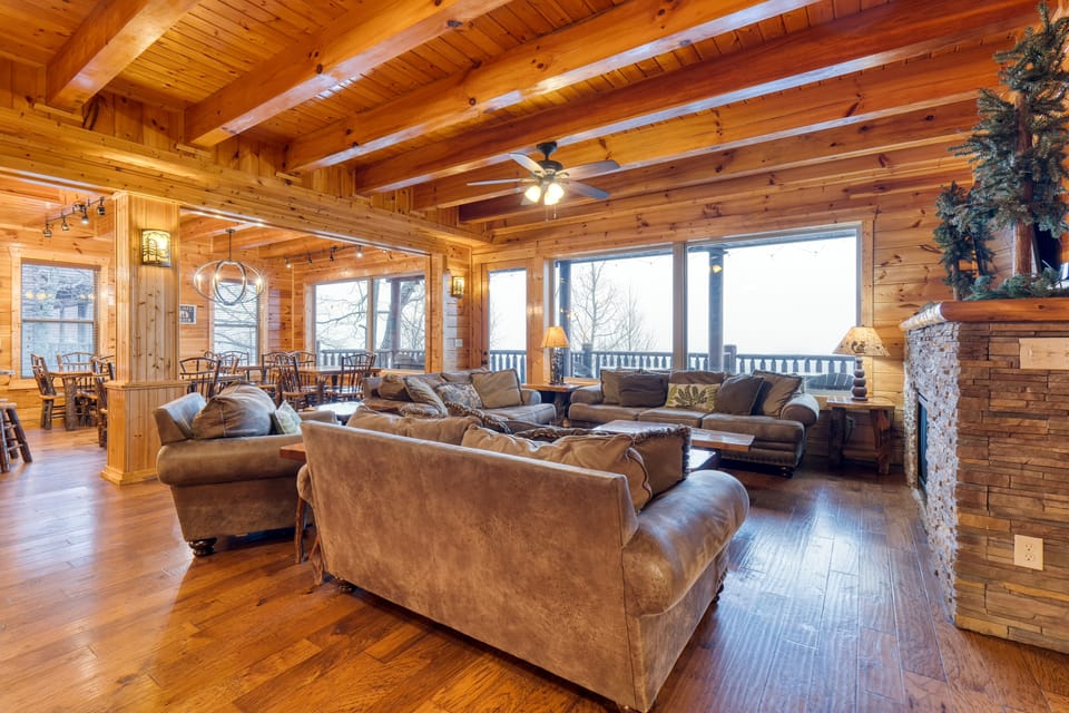 Fireplace and TV in the living room. (Grand View)