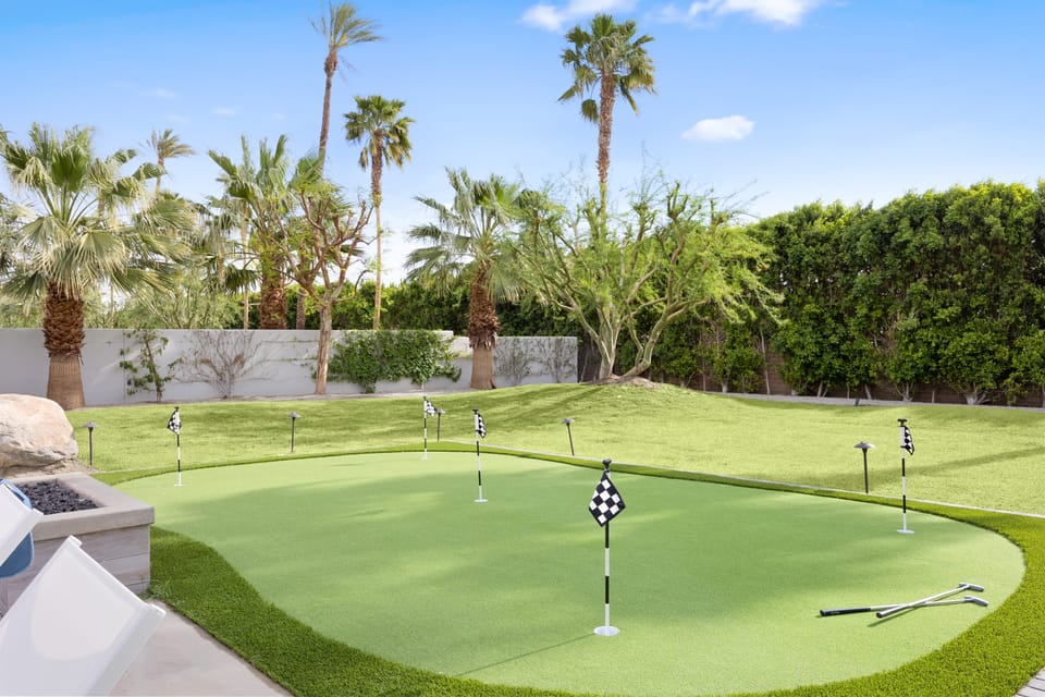 Private putting green. (Polo Villa 9)